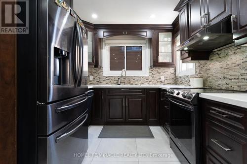 7568 Middleshire Drive, Mississauga, ON - Indoor Photo Showing Kitchen With Upgraded Kitchen