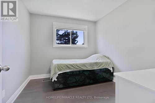 7568 Middleshire Drive, Mississauga, ON - Indoor Photo Showing Bedroom