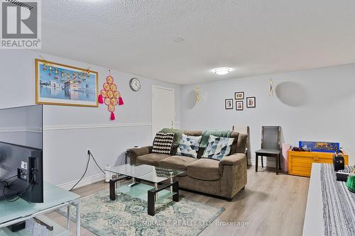 7568 Middleshire Drive, Mississauga, ON - Indoor Photo Showing Living Room