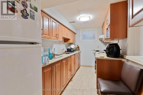 7568 Middleshire Drive, Mississauga, ON - Indoor Photo Showing Kitchen