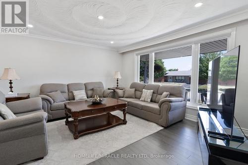 7568 Middleshire Drive, Mississauga, ON - Indoor Photo Showing Living Room