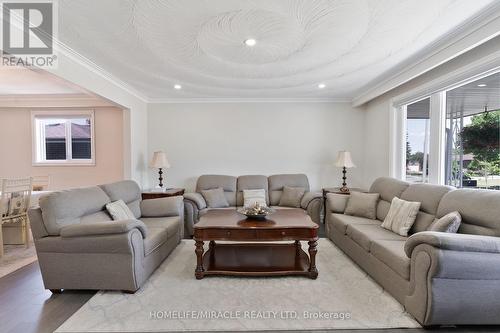 7568 Middleshire Drive, Mississauga, ON - Indoor Photo Showing Living Room