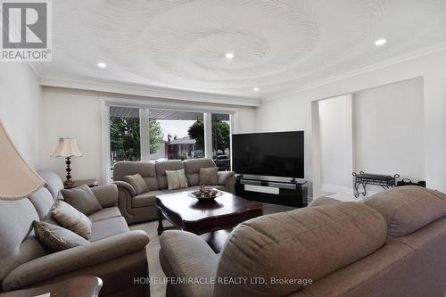 7568 Middleshire Drive, Mississauga, ON - Indoor Photo Showing Living Room