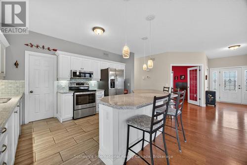 108 Ridgecrest Lane, Meaford, ON - Indoor Photo Showing Kitchen With Upgraded Kitchen