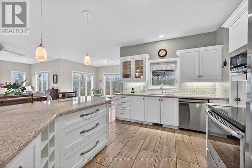 108 Ridgecrest Lane, Meaford, ON - Indoor Photo Showing Kitchen With Upgraded Kitchen