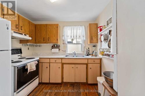 506 Harriet Street, Welland (Lincoln/Crowland), ON - Indoor Photo Showing Kitchen With Double Sink
