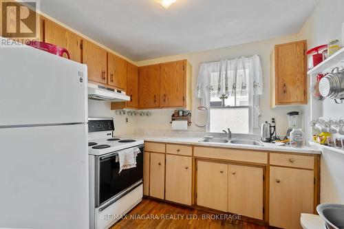 506 Harriet Street, Welland (Lincoln/Crowland), ON - Indoor Photo Showing Kitchen With Double Sink
