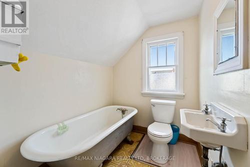 506 Harriet Street, Welland (Lincoln/Crowland), ON - Indoor Photo Showing Bathroom