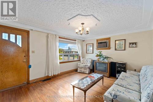 506 Harriet Street, Welland (Lincoln/Crowland), ON - Indoor Photo Showing Living Room