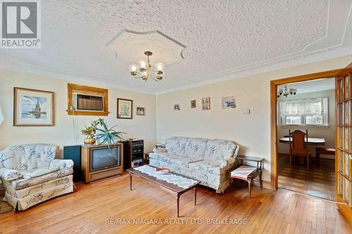 506 Harriet Street, Welland (Lincoln/Crowland), ON - Indoor Photo Showing Living Room