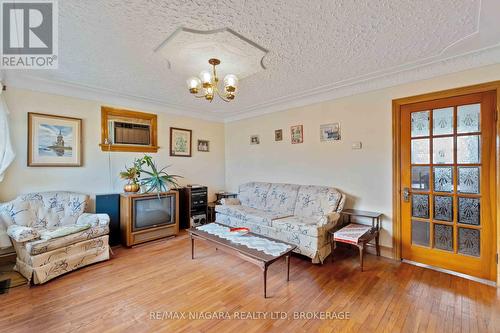 506 Harriet Street, Welland (Lincoln/Crowland), ON - Indoor Photo Showing Living Room