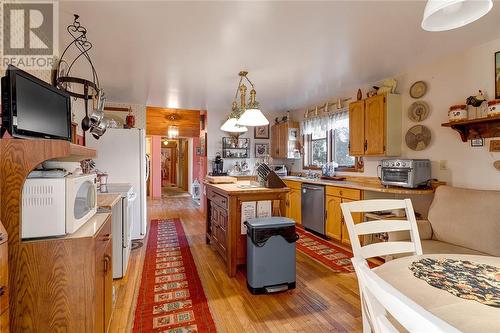 2247 Sandy Cove Road, Sudbury, ON - Indoor Photo Showing Kitchen