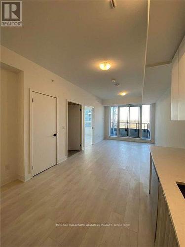 825 - 2485 Taunton Road, Oakville, ON - Indoor