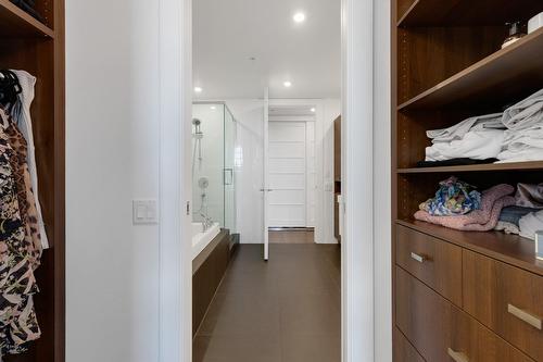 Penderie (Walk-in) - 404-2200 Rue Harriet-Quimby, Montréal (Saint-Laurent), QC - Indoor