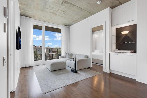 Salon - 404-2200 Rue Harriet-Quimby, Montréal (Saint-Laurent), QC - Indoor Photo Showing Living Room