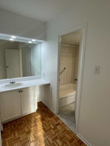 Powder room - 604-5500 Av. Macdonald, Côte-Saint-Luc, QC - Indoor Photo Showing Bathroom