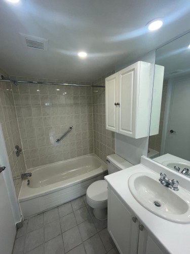 Bathroom - 604-5500 Av. Macdonald, Côte-Saint-Luc, QC - Indoor Photo Showing Bathroom