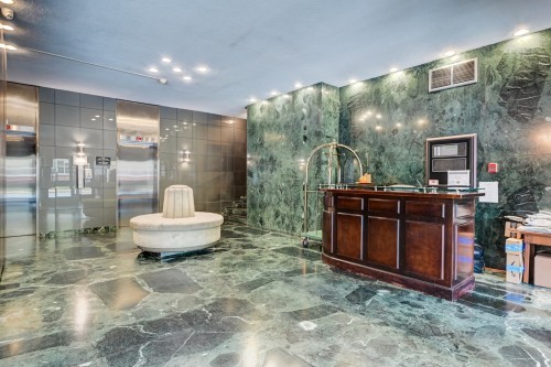 Elevator - 604-5500 Av. Macdonald, Côte-Saint-Luc, QC - Indoor Photo Showing Bathroom