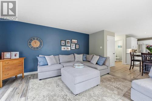 209 Dundas Street W, Brant, ON - Indoor Photo Showing Living Room