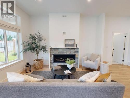 4076 Saturna Ave, Powell River, BC - Indoor Photo Showing Living Room With Fireplace