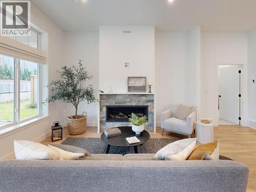 4070 Saturna Ave, Powell River, BC - Indoor Photo Showing Living Room With Fireplace