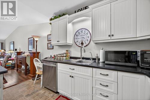 19 Chestnut Lane, Wasaga Beach, ON - Indoor Photo Showing Kitchen With Double Sink