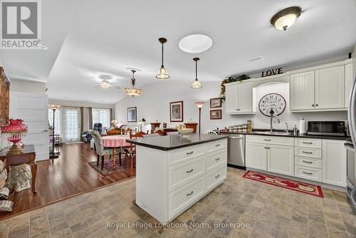 19 Chestnut Lane, Wasaga Beach, ON - Indoor Photo Showing Kitchen With Upgraded Kitchen