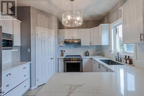 1516 Skyview Street, Oshawa, ON - Indoor Photo Showing Kitchen With Upgraded Kitchen