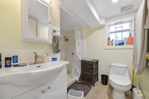 746 Gorge Rd West, Saanich, BC 