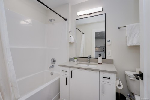 605-1361 Goldstream Ave, Langford, BC - Indoor Photo Showing Bathroom