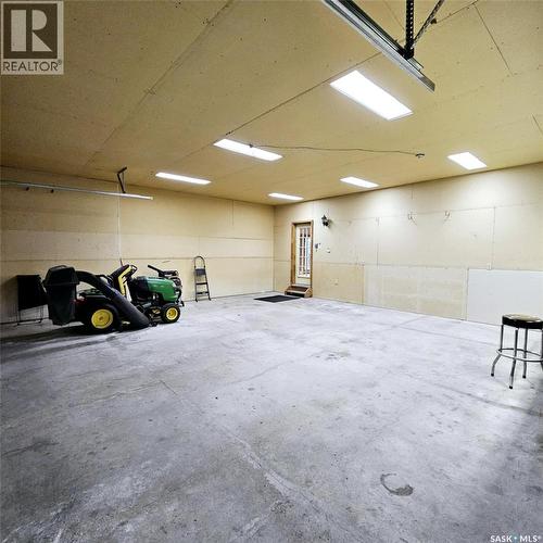 515 Grant Bay, Esterhazy, SK - Indoor Photo Showing Garage