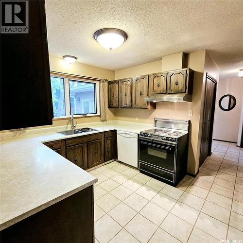 515 Grant Bay, Esterhazy, SK - Indoor Photo Showing Kitchen With Double Sink