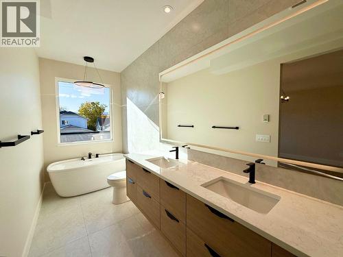 781 Martin Avenue Unit# 4, Kelowna, BC - Indoor Photo Showing Bathroom