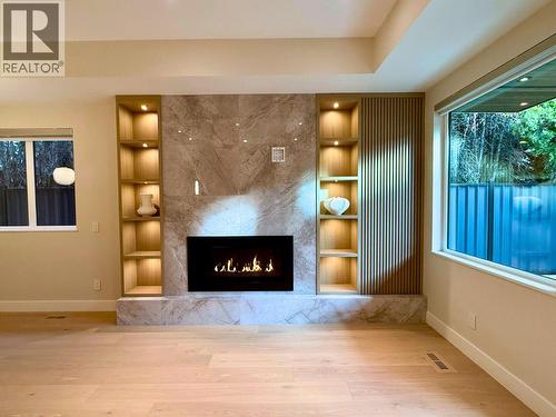 781 Martin Avenue Unit# 4, Kelowna, BC - Indoor Photo Showing Living Room With Fireplace