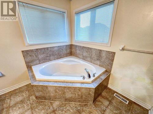 3208 Countess Crescent, Mississauga, ON - Indoor Photo Showing Bathroom