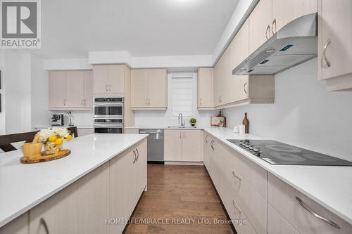 1536 Buttercup Court, Milton, ON - Indoor Photo Showing Kitchen With Upgraded Kitchen