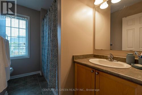 936 Hepburn Road, Milton, ON - Indoor Photo Showing Bathroom