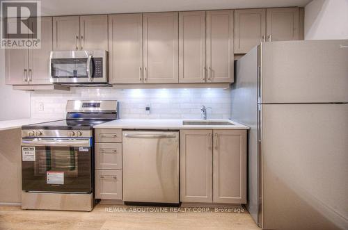 321 - 3078 Sixth Line, Oakville, ON - Indoor Photo Showing Kitchen