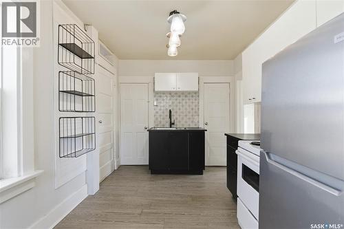 806 31St Street W, Saskatoon, SK - Indoor Photo Showing Kitchen