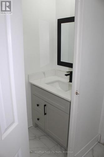 Powder - 137 Jansen Avenue, Kitchener, ON - Indoor Photo Showing Bathroom