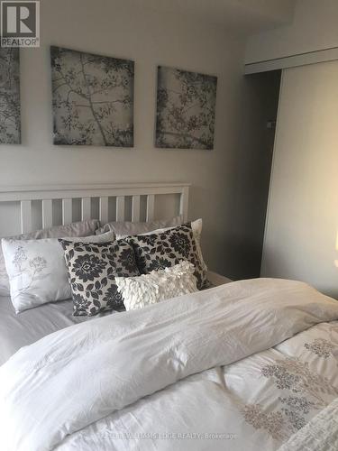 35 - 5260 Dundas Street, Burlington, ON - Indoor Photo Showing Bedroom