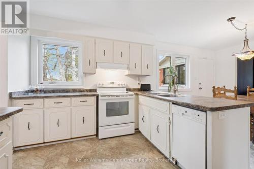 7828 Sixth Line E, Centre Wellington (Elora/Salem), ON - Indoor Photo Showing Kitchen With Double Sink