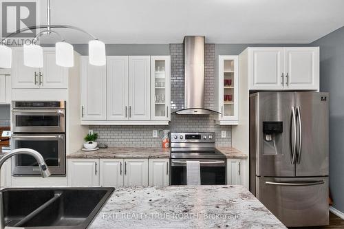 59 Edwards Drive, Barrie, ON - Indoor Photo Showing Kitchen With Upgraded Kitchen
