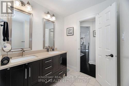 923 Bristol Road W, Mississauga, ON - Indoor Photo Showing Bathroom
