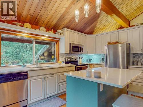 2467 Swede Belle Road, Powell River, BC - Indoor Photo Showing Kitchen