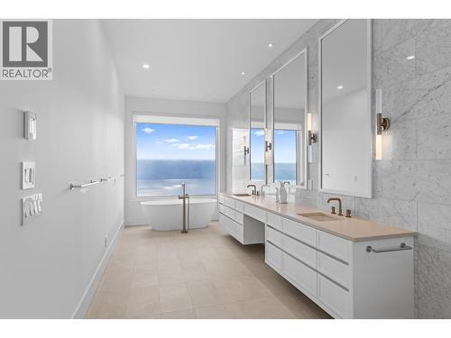 Primary spa bath - 1359 Vineyard Drive, West Kelowna, BC - Indoor Photo Showing Bathroom