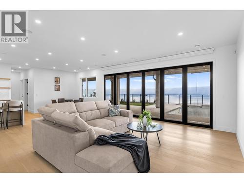 1359 Vineyard Drive, West Kelowna, BC - Indoor Photo Showing Living Room
