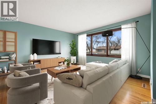 131 Daffodil Crescent, Regina, SK - Indoor Photo Showing Living Room