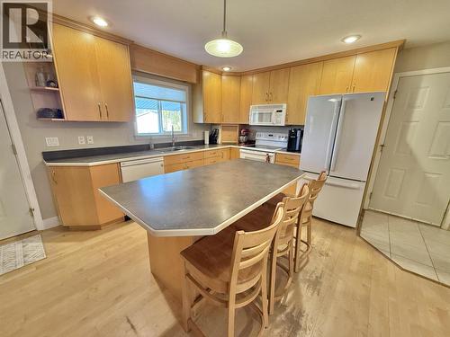1504 Brookside Park, Quesnel, BC - Indoor Photo Showing Kitchen With Double Sink