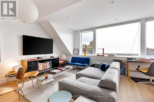 16 Rosemount Avenue, Toronto, ON - Indoor Photo Showing Living Room